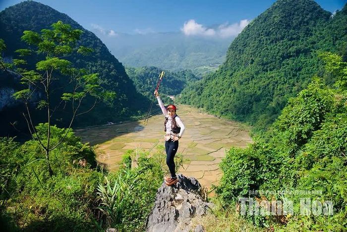 Các VĐV check in tại Kho Mường - nơi được mệnh danh là “sơn nữ” giữa núi rừng Pù Luông