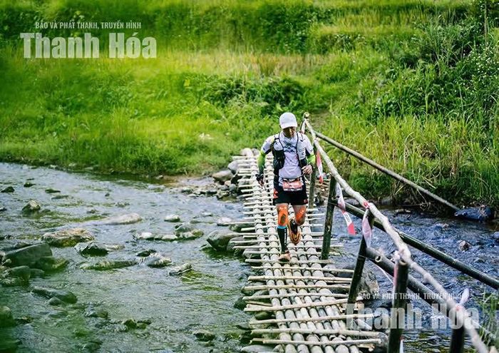 Trên hành trình chinh phục và khám phá vẻ đẹp Pù Luông, các VĐV không ít lần vượt qua những chiếc cầu tre bắc qua suối.