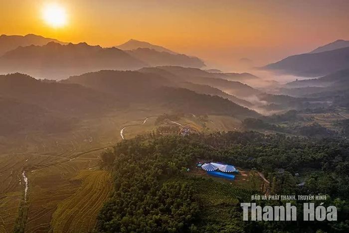Làng Leo nhìn từ trên cao. Đây vừa là khu vực xuất phát vừa là khu vực về đích của cuộc đua.