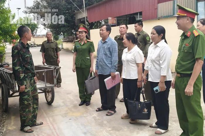 Trung tá Hoàng Thị Minh cùng đồng đội xuống cơ sở nắm tình hình, bảo đảm an ninh, trật tự tại cơ sở.
