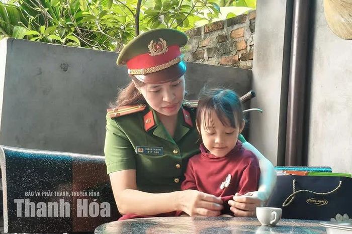 Trung tá Hoàng Thị Minh thăm hỏi, động viên cháu Hoàng Khánh An, học sinh có hoàn cảnh khó khăn được Công an xã Yên Định nhận đỡ đầu.