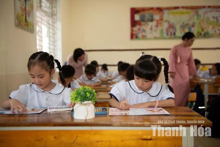 Các em học sinh nắn nót, tỉ mẩn tô vẽ từng chi tiết cho tấm thiệp tri ân.