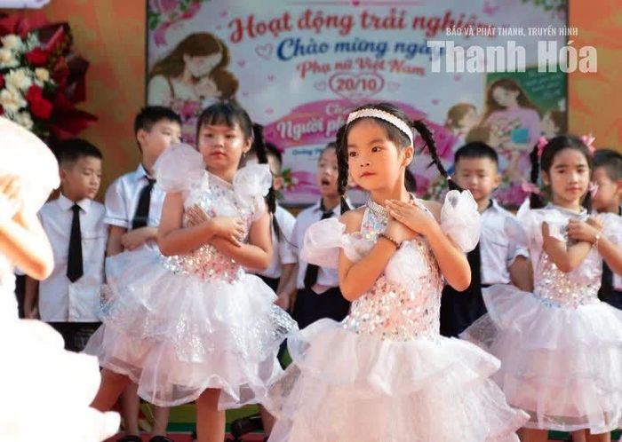 Những điệu múa thay lời chúc gửi tặng cô và mẹ.