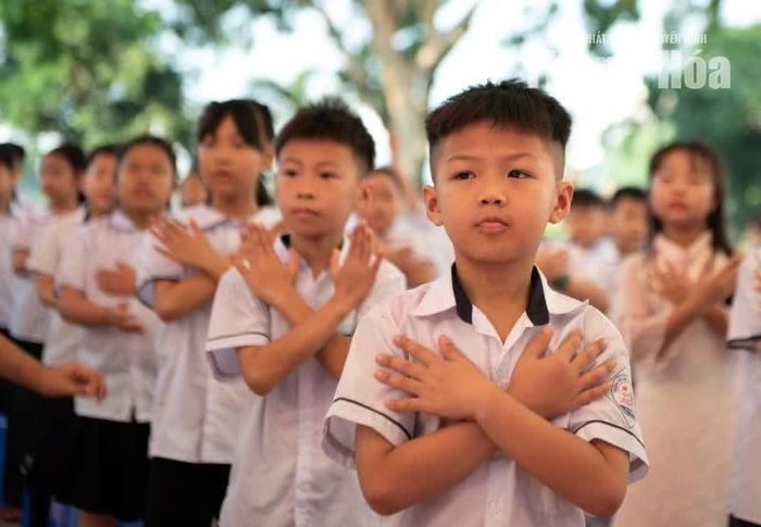 Cả sân trường cùng hòa vào điệu múa.