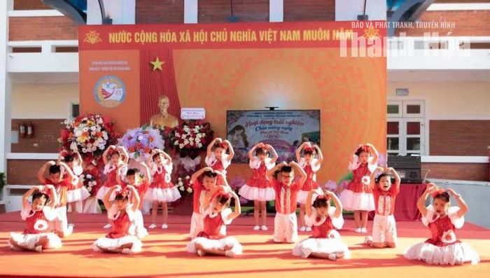 Tiết mục múa của các em học sinh lớp 1 chào mừng ngày 20/10.