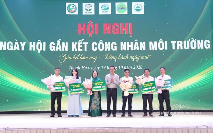 Chủ tịch UBND tỉnh Tô Anh Dũng tặng biển tượng trưng kinh phí trao quà cho các đơn vị.