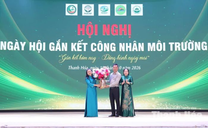 Chủ tịch UBND tỉnh Tô Anh Dũng tặng hoa chúc mừng cán bộ, người lao động nữ nhân Ngày Phụ nữ Việt Nam.