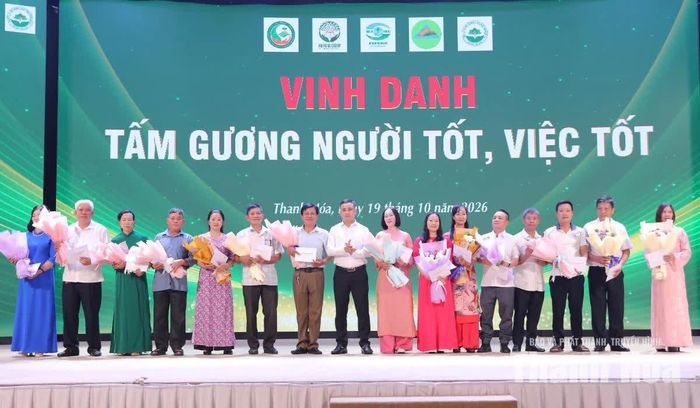 Ban Tổ chức trao quà cho các cá nhân có nhiều cống hiến và gương người tốt việc tốt.