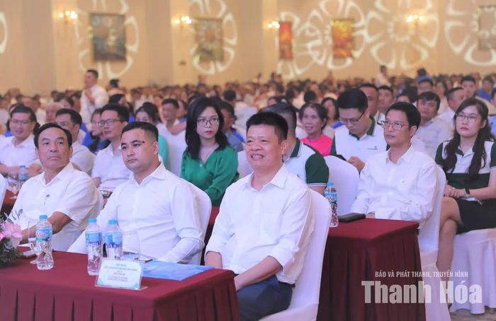 Lãnh đạo Công ty CP Môi trường và Công trình đô thị Thanh Hóa cùng các đại biểu dự chương trình.