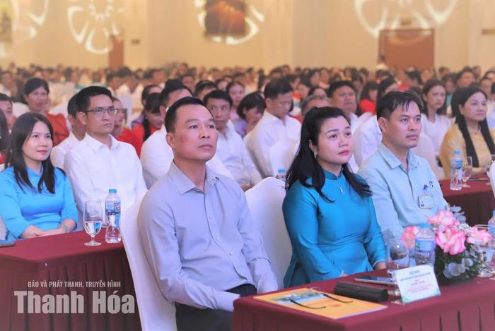 Chủ tịch UBND tỉnh Tô Anh Dũng cùng các đại biểu dự chương trình.