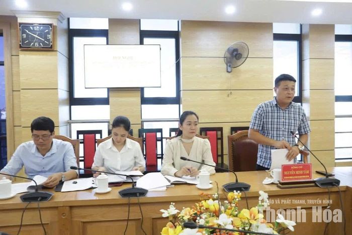 Phó Chủ tịch UBND phường Sầm Sơn Nguyễn Minh Tâm báo cáo việc thực hiện các tiêu chí ATTP nâng cao tại địa phương.