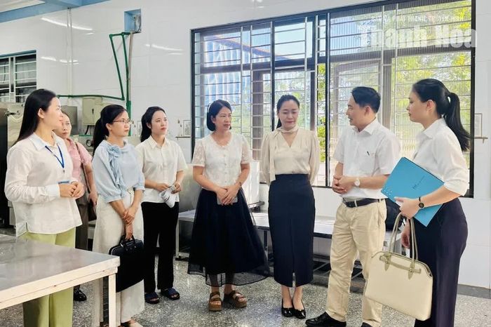 Đoàn kiểm tra thực tế tại bếp ăn tập thể Trường Mầm non Ánh Dương.