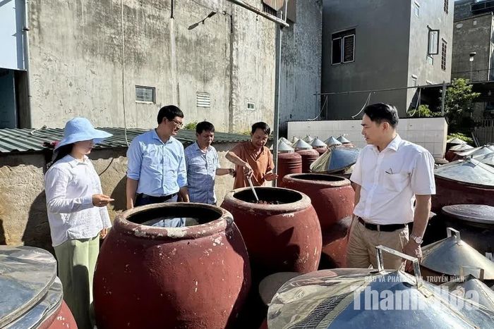 Đoàn kiểm tra thực tế tại Trung tâm Khai thác và chế biến hải sản Vích Phương.