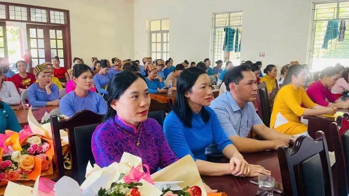 Các đại biểu dự hội nghị “Tháng lắng nghe phụ nữ nói” ở xã Tân Thành