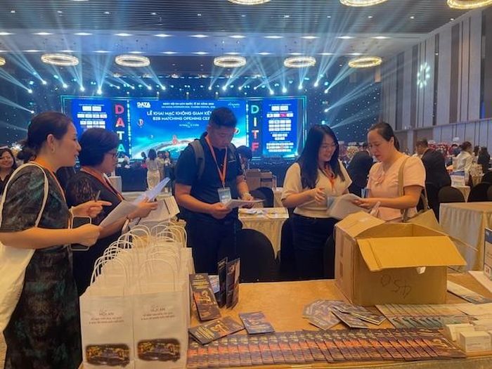 Các doanh nghiệp tìm kiếm cơ hội hợp tác tại không gian kết nối B2B. Ảnh Ngô Anh Văn