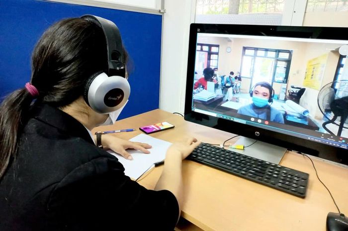 Doanh nghiệp trao đổi tuyển dụng lao động. Ảnh: Thu Hằng.