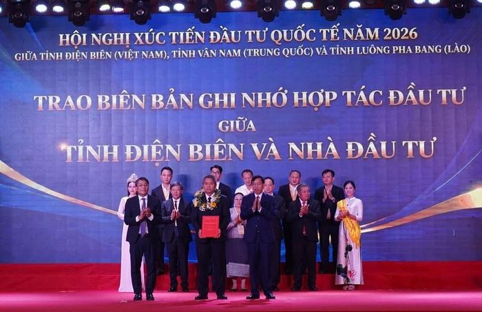 UBND tỉnh ký kết biên bản ghi nhớ với Hiệp hội các doanh nghiệp Khu công nghiệp TP. Hồ Chí Minh, kết nối các doanh nghiệp thành viên thuộc Hiệp hội đến nghiên cứu, khảo sát và đề xuất các dự án về công nghiệp. Ảnh: Tỉnh Điện Biên.