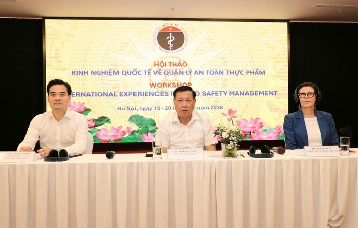 Hội thảo chia sẻ kinh nghiệm quốc tế về quản lý an toàn thực phẩm. Ảnh: Trần Minh.