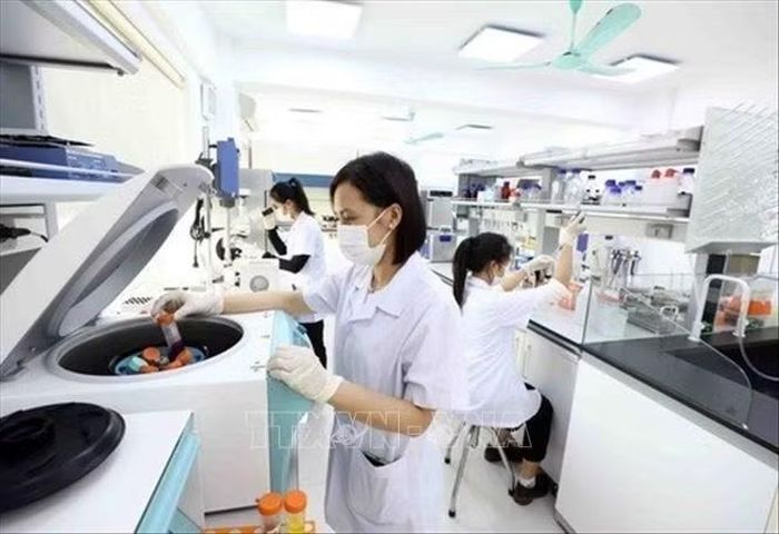 Nhiệm vụ của các nữ sĩ quan Phòng Kỹ thuật bảo vệ (Bộ Tư lệnh Cảnh vệ, Bộ Công an) là ứng dụng thành tựu khoa học công nghệ, sử dụng các thiết bị kỹ thuật hiện đại để kiểm tra, phát hiện, xử lý các chất độc hại trong đồ ăn, thức uống. Ảnh: Phạm Kiên/TTXVN