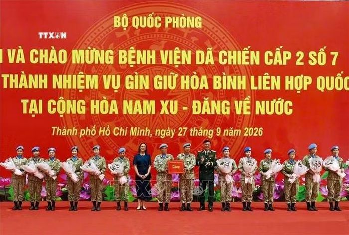 Tối 27/9/2026, tại sân bay quốc tế Tân Sơn Nhất, Thành phố Hồ Chí Minh,Thượng tướng Nguyễn Trường Thắng, Thứ trưởng Bộ Quốc phòng và bà Katherine Louise Grimmond, Tổng Lãnh sự Australia tại Thành phố Hồ Chí Minh tặng quà chào đón cán bộ, chiến sĩ Bệnh viện Dã chiến cấp 2 số 7 hoàn thành xuất sắc nhiệm vụ trở về nước. Ảnh: Xuân Khu/TTXVN