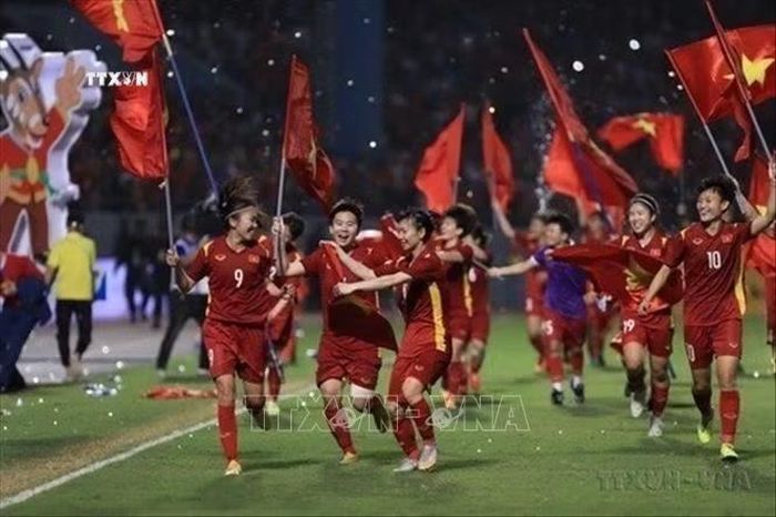 Những cô gái "vàng" của bóng đá Việt Nam ăn mừng chiến thắng trận chung kết môn Bóng đá nữ tại SEA Games 31 tối 21/5/2022, trên SVĐ Cẩm Phả (tỉnh Quảng Ninh). Ảnh: Hoàng Linh/TTXVN