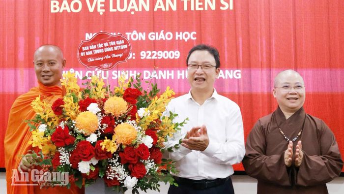 Ông Nguyễn Văn Thanh, Trưởng ban Tôn giáo và Dân tộc, Cơ quan Ủy ban Trung ương MTTQ Việt Nam tặng hoa chúc mừng Đại đức Danh Hữu Giang.
