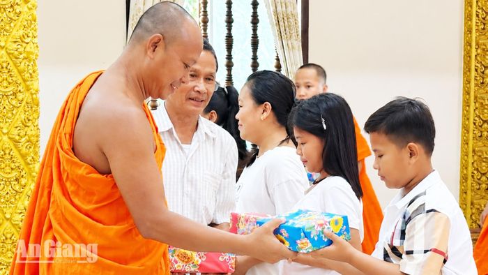 Đại đức Danh Hữu Giang tặng quà cho các học sinh.