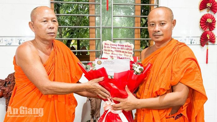 Hòa thượng Danh Đổng, Ủy viên Thường trực Hội đồng Trị sự Giáo hội Phật giáo Việt Nam, Chủ tịch Hội Đoàn kết sư sãi yêu nước tỉnh An Giang tặng hoa chúc mừng Đại đức, tân Tiến sĩ Danh Hữu Giang.