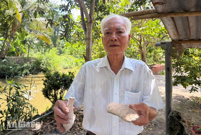 Ông Lâm Quang Phụ chia sẻ các hiện vật thuộc văn hóa Óc Eo đào được trong vườn nhà.