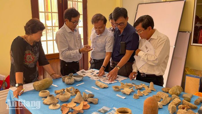Hội đồng thẩm định hiện vật thuộc nền văn hóa Óc Eo do nhân dân hiến tặng giai đoạn 2024 - 2026 thực hiện nhiệm vụ thẩm định.