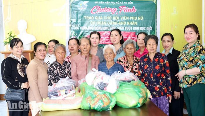 Phụ nữ có hoàn cảnh khó khăn được tặng quà nhân kỷ niệm Ngày thành lập Hội Liên hiệp Phụ nữ Việt Nam 20/10.