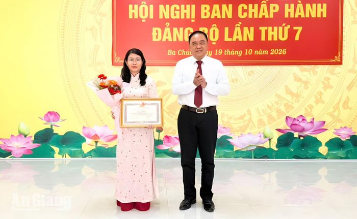 Trao bằng khen của UBND tỉnh An Giang cho Trưởng Ban Xây dựng Đảng Lộ Thị Ngọc Hằng.