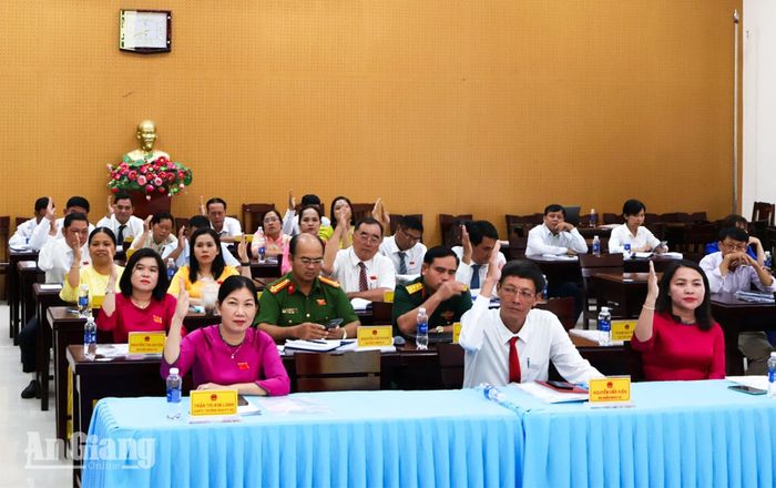 Đại biểu biểu quyết thông qua các dự thảo nghị quyết tại kỳ họp.