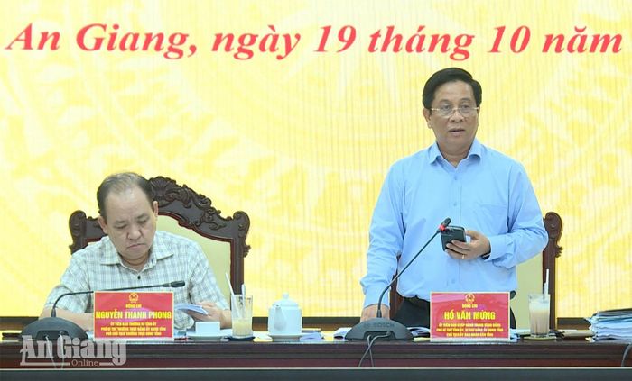 Chủ tịch UBND tỉnh An Giang Hồ Văn Mừng phát biểu kết luận cuộc họp.