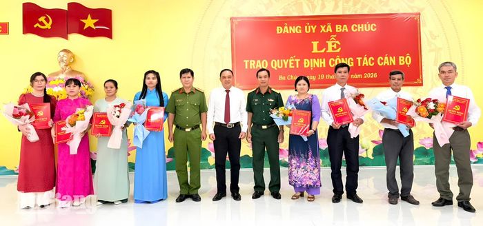 Trao quyết định chỉ định các Bí thư, Phó Bí thư chi bộ.