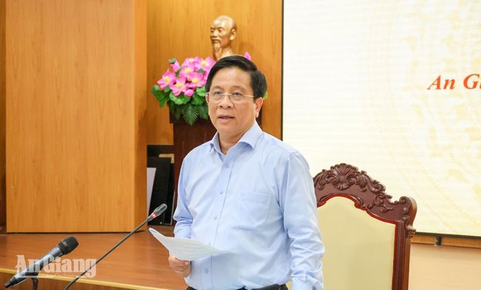 Ủy viên Trung ương Đảng, Phó Bí thư Tỉnh ủy, Chủ tịch UBND tỉnh An Giang Hồ Văn Mừng phát biểu tại cuộc họp.