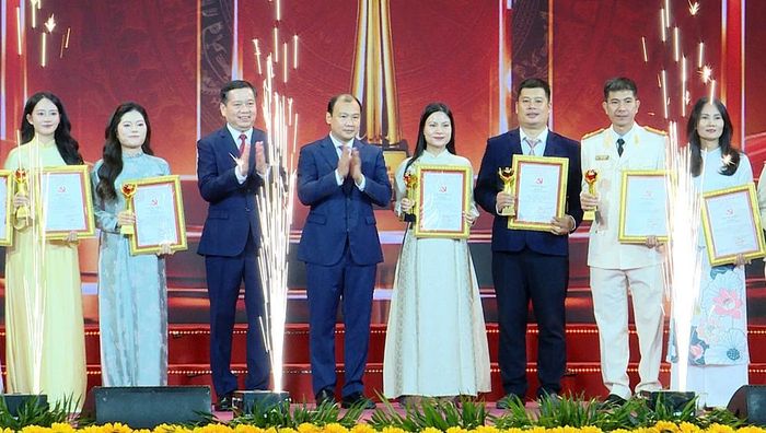  Lãnh đạo Học viện Chính trị quốc gia Hồ Chí Minh, Ban Tuyên giáo Trung ương trao giải C cho các tác giả, nhóm tác giả. 