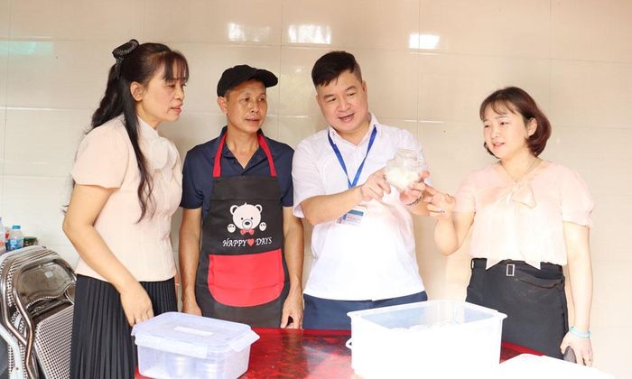  Đoàn liên ngành kiểm tra lưu mẫu thức ăn tại cơ sở cung cấp suất ăn cho Trường Tiểu học và Trung học cơ sở Đồng Tâm (xã Yên Thế). 