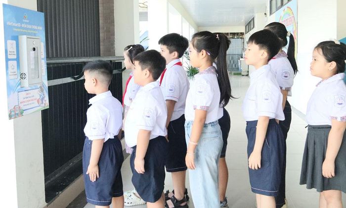  Học sinh Trường Tiểu học Suối Hoa (phường Kinh Bắc) điểm danh bằng phần mềm eNetViet nhận diện khuôn mặt. 