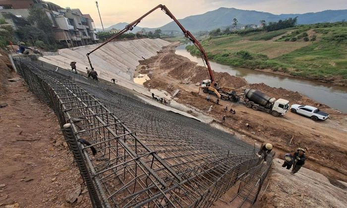  Dự án xử lý khẩn cấp sự cố sạt lở đất mái bờ tả sông Lục Nam dọc tuyến đường tỉnh 291 (kết nối giữa quốc lộ 31 với đường tỉnh 293) thôn Trại Chùa, xã Yên Định đang đẩy nhanh tiến độ. 