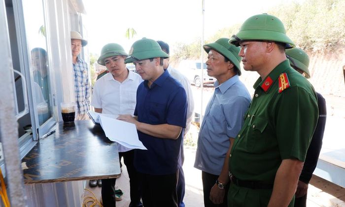 Đồng chí Phạm Hoàng Sơn trực tiếp kiểm tra nhật ký khai thác, vận chuyển khoáng sản của Công ty trách nhiệm hữu hạn Trung Anh VINA.