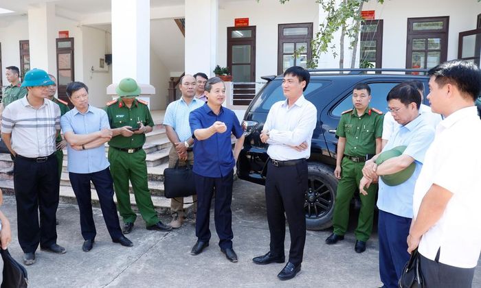 Đồng chí Phạm Hoàng Sơn trao đổi với lãnh đạo xã Cẩm Lý về khắc phục những tồn tại, hạn chế để các doanh nghiệp được cấp phép khai thác đất san lấp trên địa bàn hoạt động hiệu quả.