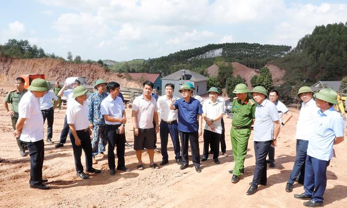 Đoàn công tác kiểm tra hoạt động khai thác đất san lấp của Công ty trách nhiệm hữu hạn Thương mại dịch vụ và Xây dựng Dũng Bích tại khu II, tổ dân phố Khuôn Giàn, phường Kép.