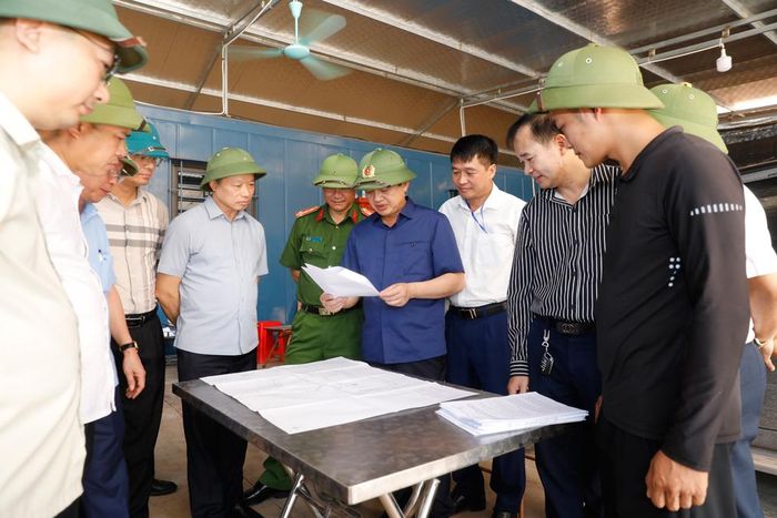 Đồng chí Phạm Hoàng Sơn trực tiếp kiểm tra mỏ khai thác của Công ty trách nhiệm hữu hạn Trung Anh VINA khu vực Đồi Cộng, tổ dân phố Đồn Cầu Bằng, phường Kép.