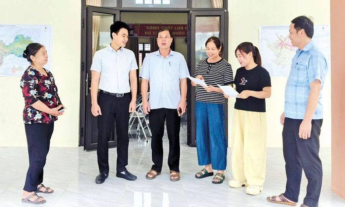 Lãnh đạo xã Sơn Động trao đổi, lắng nghe ý kiến của người dân, góp phần tạo đồng thuận trong thực hiện các chủ trương của Đảng. Ảnh: Xuân Me.