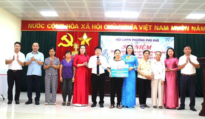  Phụ nữ phường Phù Khê trao hỗ trợ thẻ bảo hiểm y tế cho hội viên có hoàn cảnh khó khăn. 