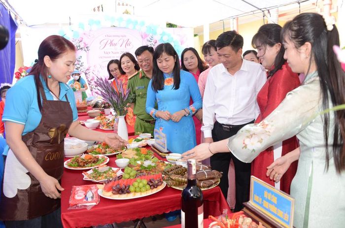  Hội Liên hiệp Phụ nữ phường Song Liễu tổ chức Hội thi nấu ăn. 