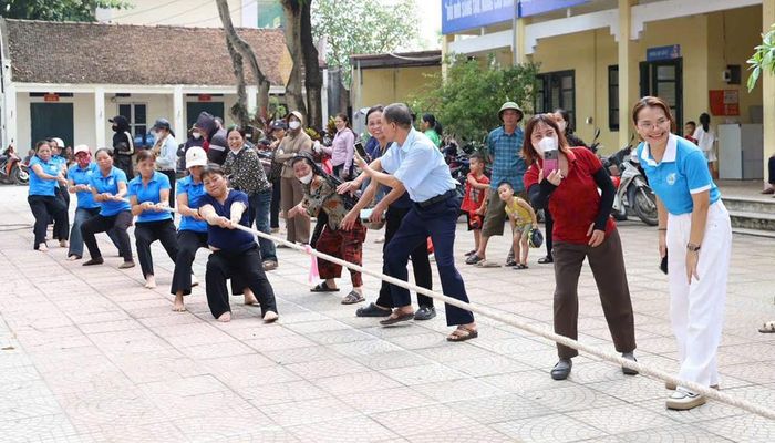  Cán bộ, hội viên phụ nữ xã Xuân Cẩm hào hứng tham gia các hoạt động thể dục, thể thao chào mừng Ngày Phụ nữ Việt Nam. 