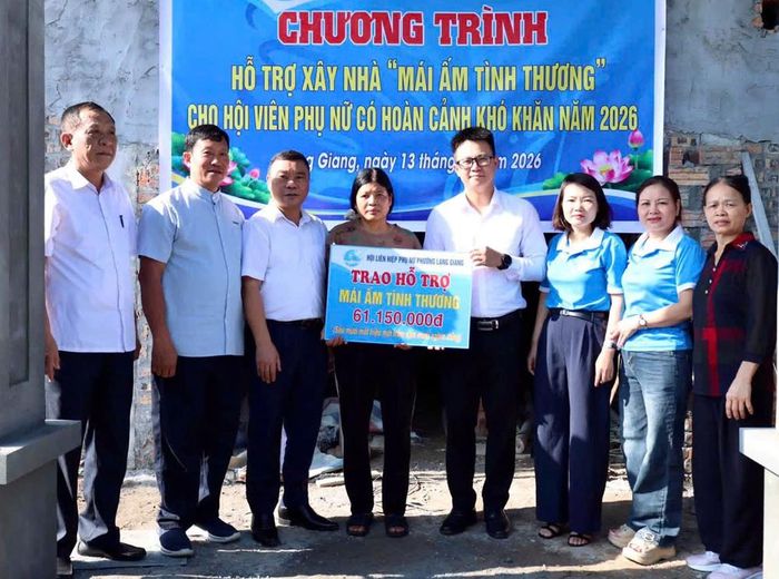  Hội Phụ nữ phường Lạng Giang phối hợp các đơn vị trao hỗ trợ kinh phí xây dựng Mái ấm tình thương cho hội viên có hoàn cảnh khó khăn trên địa bàn. 