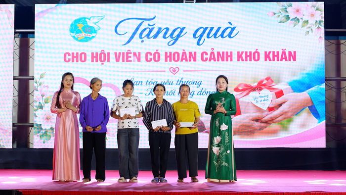  Phụ nữ có hoàn cảnh khó khăn xã Lâm Thao nhận những phần quà thiết thực nhân dịp kỷ niệm Ngày Phụ nữ Việt Nam. 